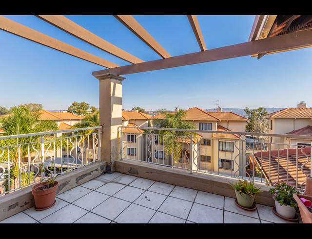 3 BEDROOM APARTMENT FOR SALE IN SUNNINGHILL